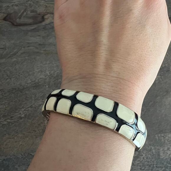 FORNASH Game Day Gecko Black & White Enamel Hinged Bangle Bracelet - Picture 4 of 6